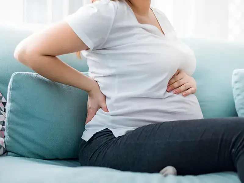 کمر درد یکی از عوارض دوران بارداری است
