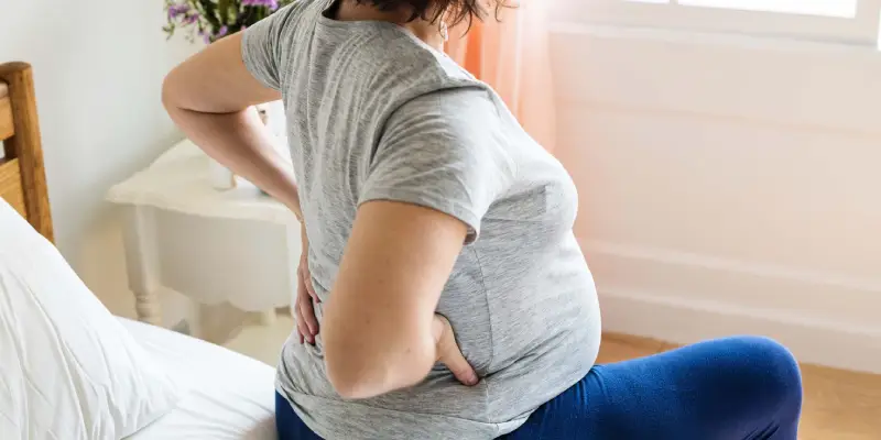 کمر درد یکی از عوارض دوران بارداری است